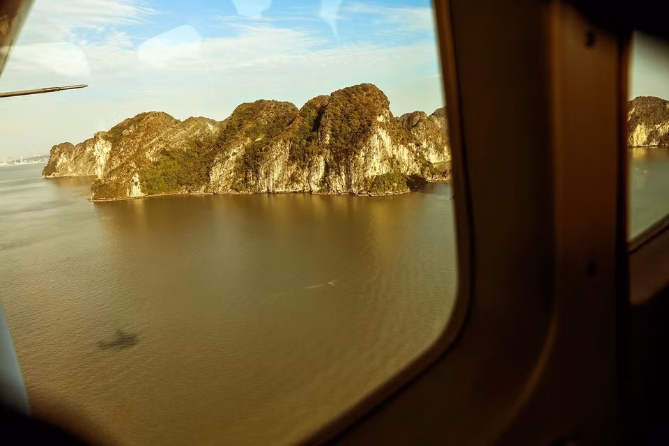 En hidroavión, los visitantes pueden contemplar la belleza magnífica y única de esta maravilla natural del mundo. Foto: VNA