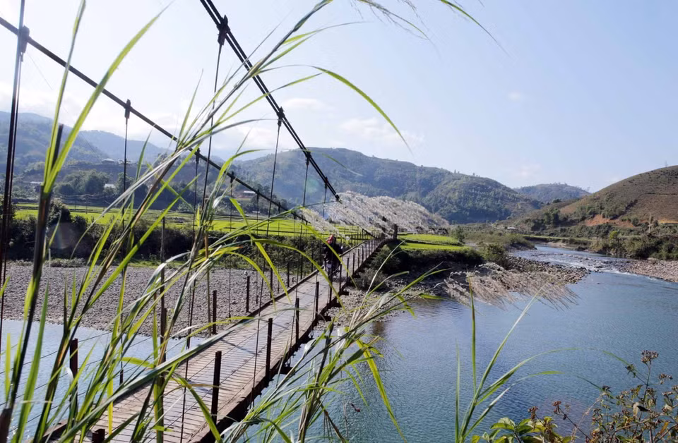 Los aldeanos de Na Khuong construyen un puente de bambú sobre el río Nam Mu para llevar a los turistas al otro lado. (Fuente: VNA)