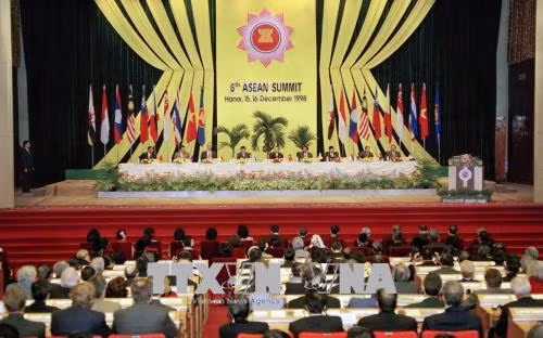 El acto de inauguración de la sexta Cumbre de la ASEAN el 15 de diciembre de 1998 en Hanoi (Fuente: VNA).