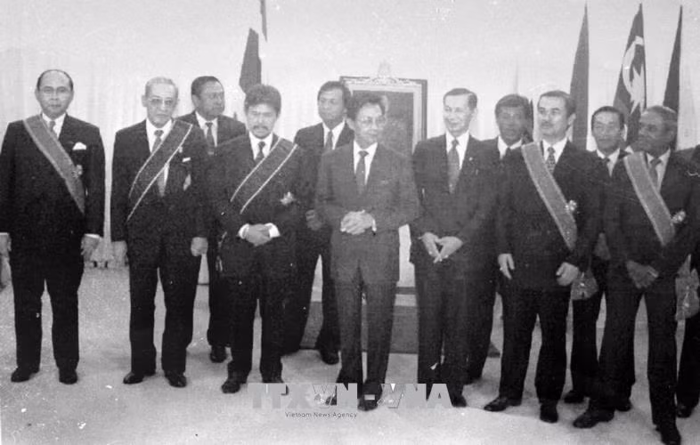 Cancilleres de los países de la ASEAN en su reunión 27 en Bangkok, Tailandia, del 22 al 28 de julio de 1994 (Fuente: VNA).