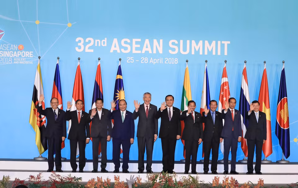  El primer ministro de Vietnam, Nguyen Xuan Phuc (la cuarta persona desde la izquierda) y los jefes de las delegaciones de los países miembros en la inauguración de la XXXII Cumbre de la ASEAN en Singapur el 28 de abril de 2018 (Fuente: VNA)