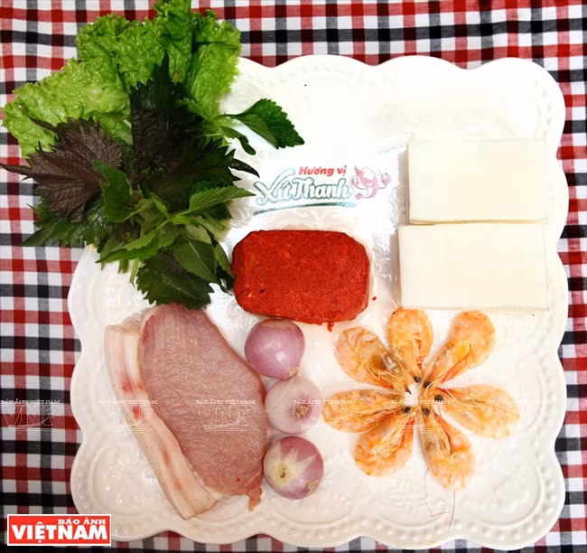 Se elaboran estos rollos de primavera con camarones, tocino y hojas de fideo de arroz. 