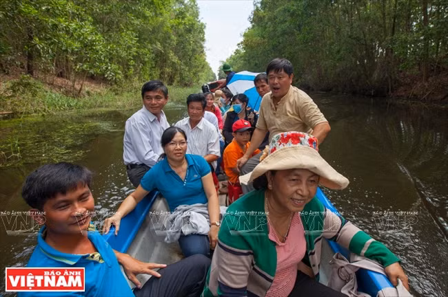 Turistas visitan al complejo de ecoturismo de Dong Thap Muoi. 