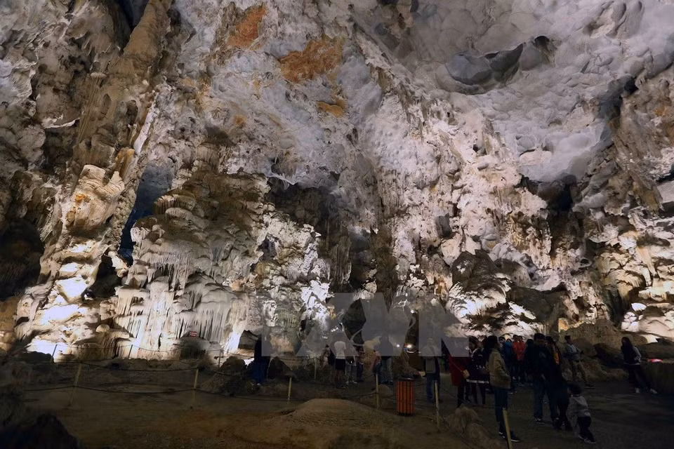 La Bahía Ha Long fue declarada por la UNESCO dos veces por sus valores sobresalientes de estético e historias geológica y geomorfológica. (Fuente: Quang Quyet/VNA)