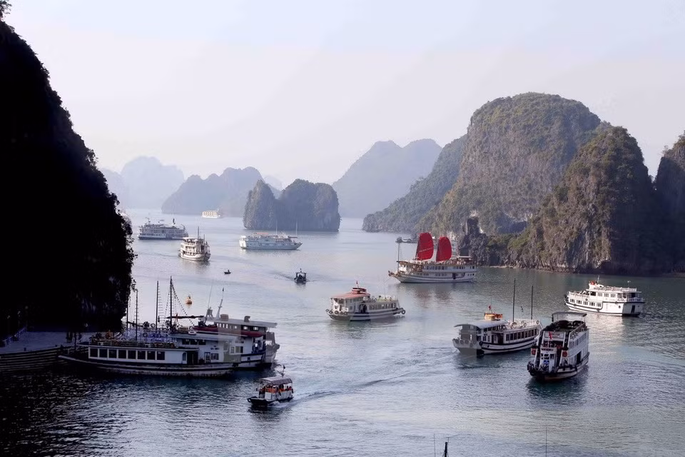 La Bahía Ha Long se ubica en el noreste de Vietnam y comprende las áreas marítimas de las ciudades de Ha Long y Cam Pha y del distrito de Van Don (Fuente: Quang Quyet/VNA)
