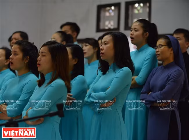 El coro de la iglesia de Tay Linh canta himnos durante un servicio dominical. Foto: Thanh Hoa