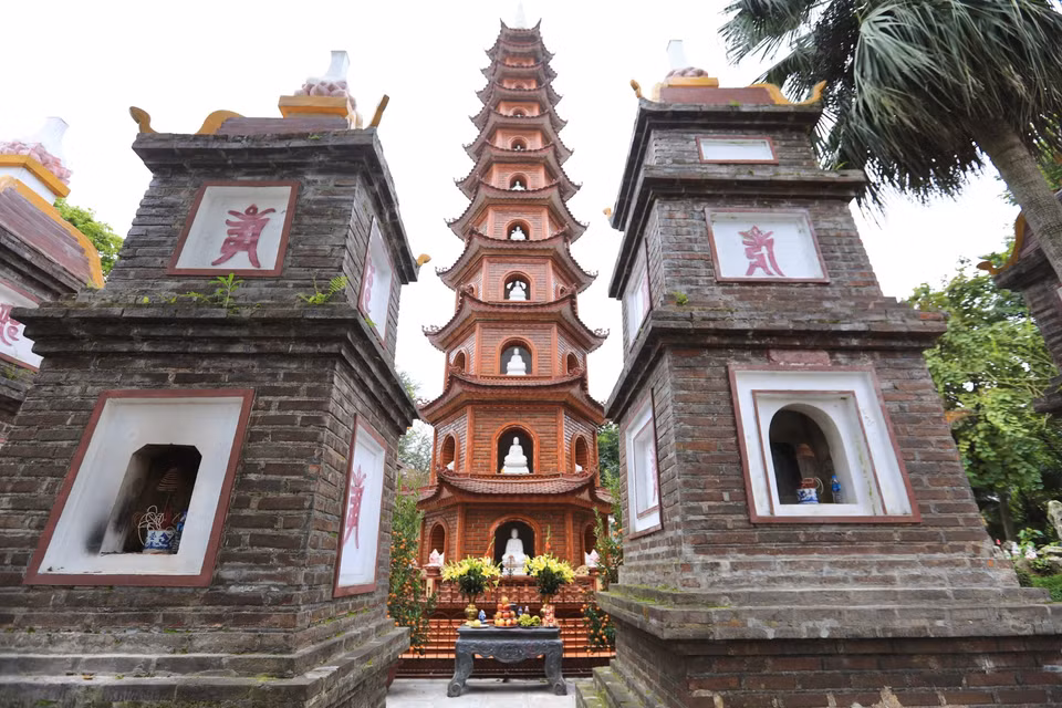 La estupa Luc Do Dai Sen con 11 pisos de altura en la pagoda Tran Quoc (Fuente: VNA)