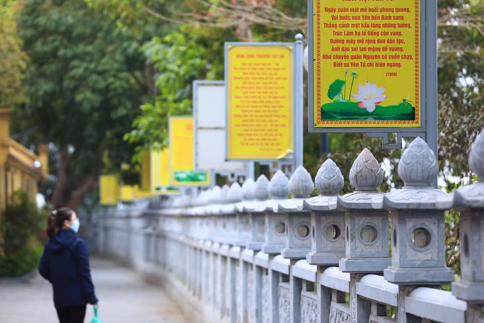 El camino hacia la Pagoda Tran Quoc, milenario sitio sagrado en Hanoi (Fuente: VNA)