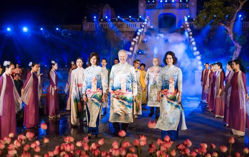 La colección de la diseñadora Thanh Thuy, y los invitados, miembros de la familia del embajador de Suiza en Vietnam (Fuente: Vietnam+)