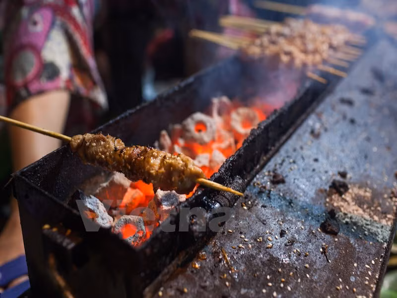 En Hanoi también hay muchos platos de asados a la parilla (Fuente: VNA)
