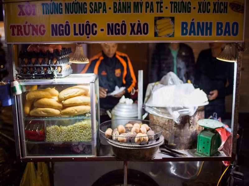 Se encuentran con frecuencia tiendas móviles donde se venden platos hechos de maíz o yuca, o de Banh Mi (bocadillo de Vietnam) y Xoi (Fuente: VNA)