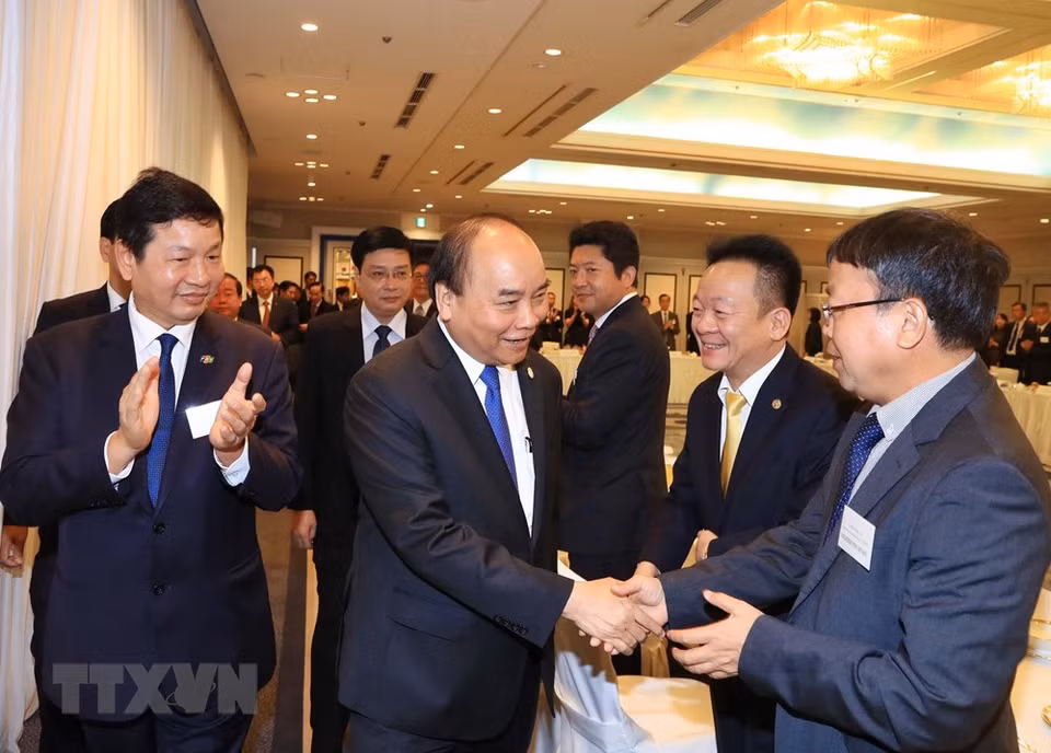 El primer ministro de Vietnam, Nguyen Xuan Phuc, se reunió con representantes de empresas niponas de primera categoría en los sectores de infraestructura y finanzas, al margen de la décima Cumbre Mekong-Japón (Fuente: VNA)