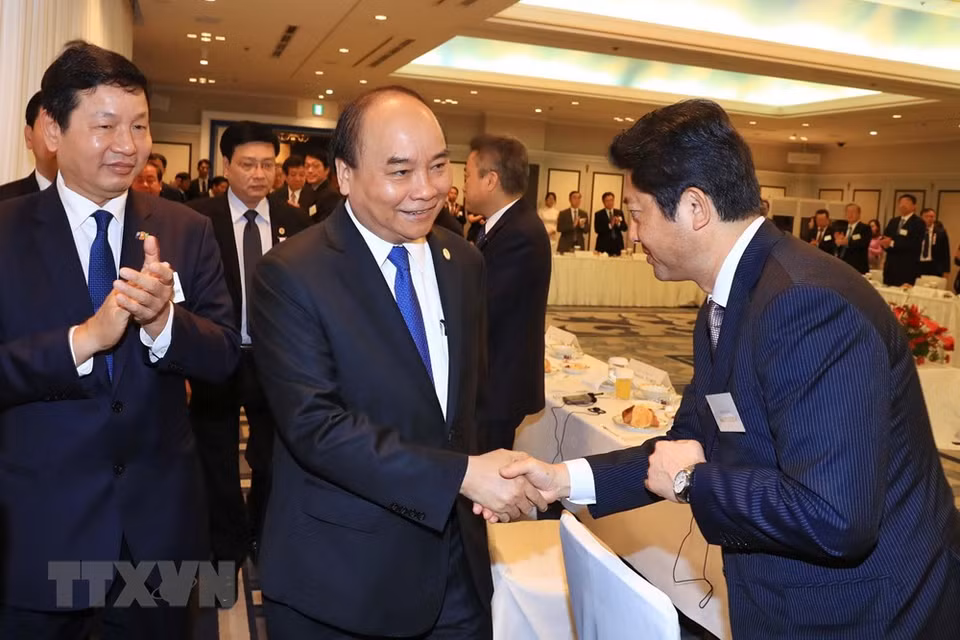 El primer ministro de Vietnam, Nguyen Xuan Phuc, se reunió con representantes de empresas niponas de primera categoría en los sectores de infraestructura y finanzas, al margen de la décima Cumbre Mekong-Japón (Fuente: VNA)