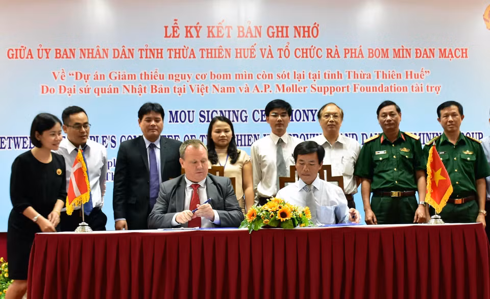 El Comité Popular de la provincia de Thua Thien - Hue y la Organización de remoción de bombas de Dinamarca (DDG) firmaron un Memorando de Entendimiento sobre el proyecto de minimización de los riesgos de explosivos remanentes de guerra, el 6 de enero de 2017. Foto: VNA