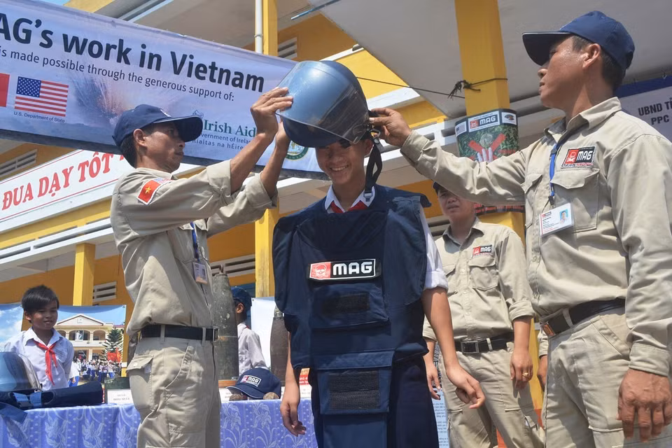 El MAG, una organización humanitaria no gubernamental del Reino Unido, organiza actividades educativas sobre la prevención de accidentes causados por bombas, minas y explosivos en la escuela secundaria Nguyen Hien de la provincia de Quang Nam, abril de 2013. Foto: VNA