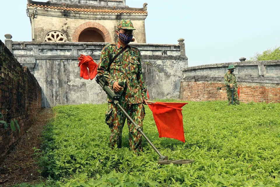 Un equipo de remoción de bombas y minas de la Zona Militar 4 participa en la búsqueda de explosivos en el área de Thuong Thanh, en la ciudad de Hue, en el marco del proyecto de reubicación de la población y limpieza del área de reliquias de la Ciudadela de Hue, en abril de 2020. Foto: VNA