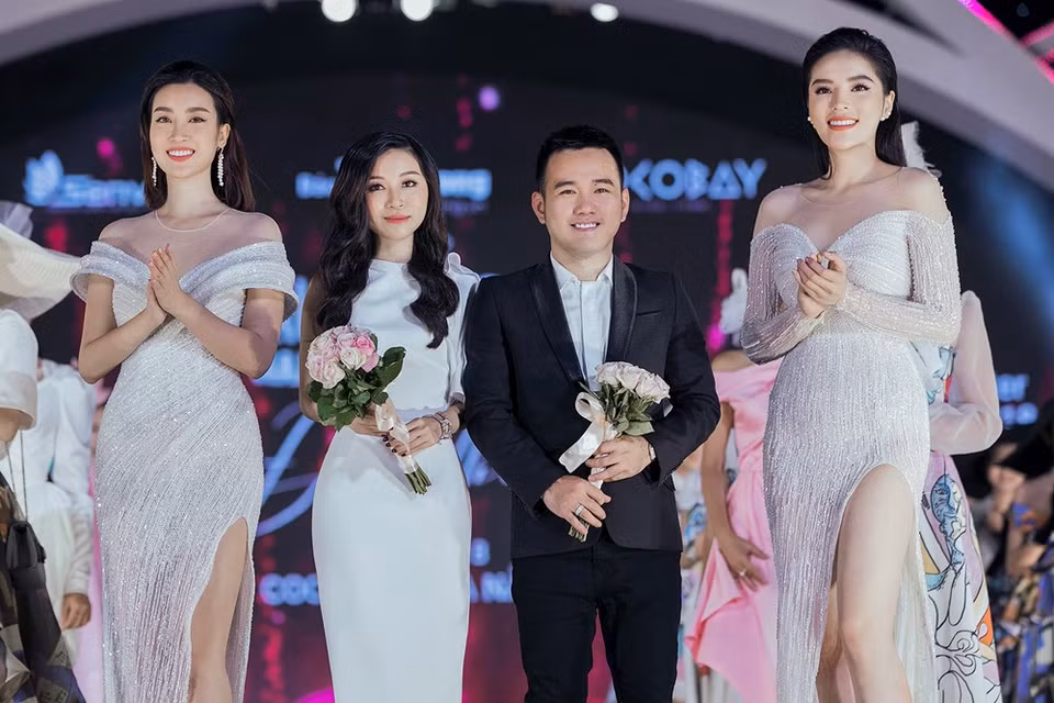 El diseñador Le Thanh Hoa (en el medio) (Fuente: VNA)