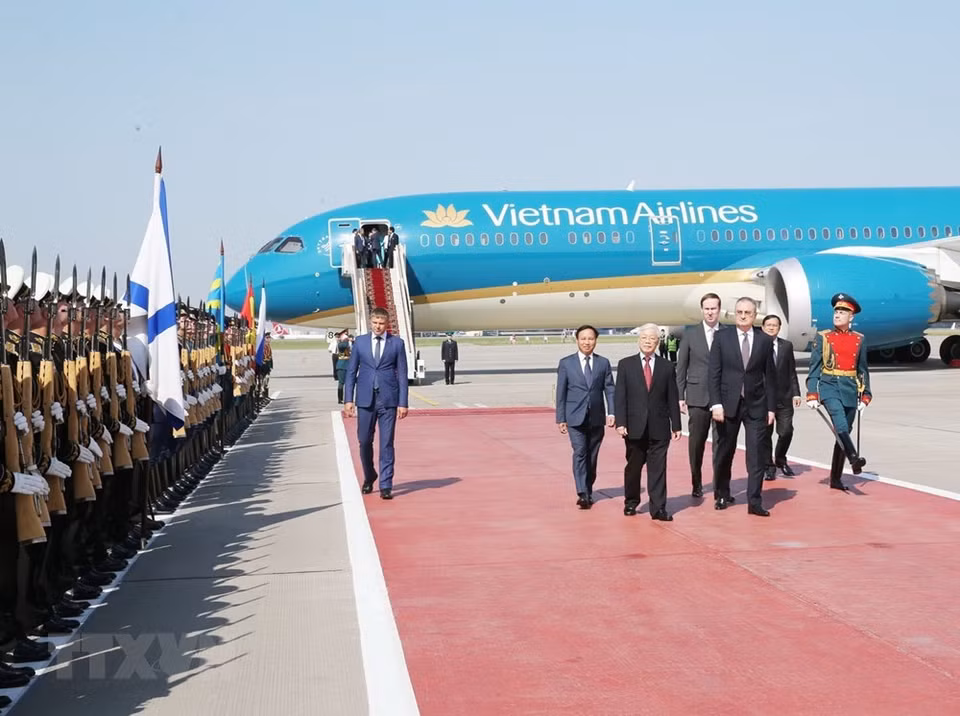 El secretario general del Partido Comunista de Vietnam, Nguyen Phu Trong, pasa revista a la guardia de honor (Fuente: VNA)