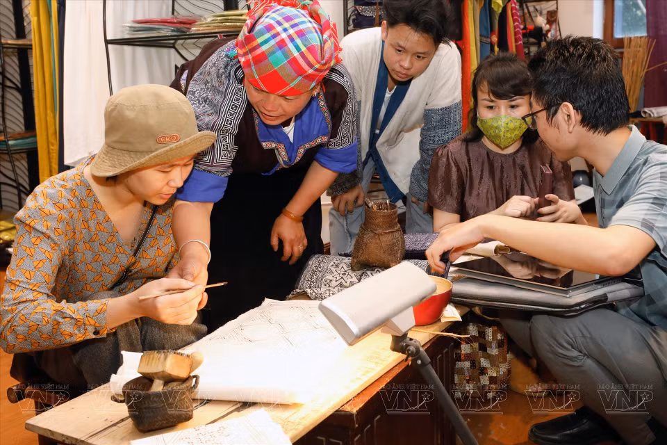 Ly Thi Ninh da instrucciones para dibujar cera de abeja en el lino tradicional de la etnia Mong en Che Cu Nha, en el espacio Craft Link, número 51 de la calle Van Mieu, en Hanoi. (Foto: Revista Ilustrada de Vietnam)