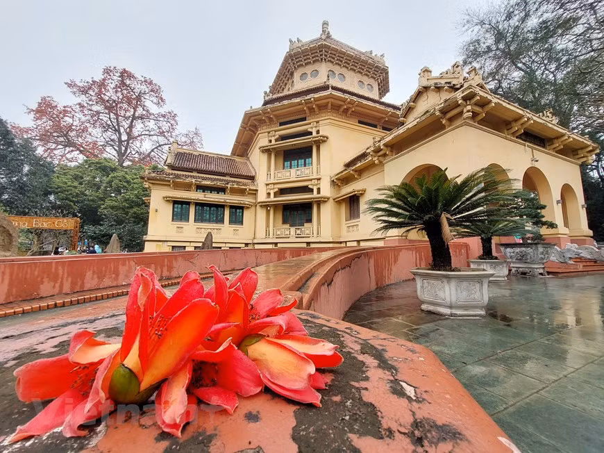 Sobre la fusión de los museos de Historia y de la Revolución de Vietnam, el profesor doctor Vu Manh Ha, director adjunto del Museo Nacional de la Historia de Vietnam, explicó que: “Según los científicos de nuestro país, la historia es una corriente continua, de la cual forma parte la Revolución de Vietnam. La integración de estos dos museos responde al deseo de los científicos, del Partido Comunista y del Estado de Vietnam. El objetivo fue crear un museo que presente la historia nacional a través de todas sus etapas: desde los orígenes del país hasta el presente. La función del lugar adquiere incluso otros niveles con actividades renovadas en cada época.” (Fuente: Vietnam+)
