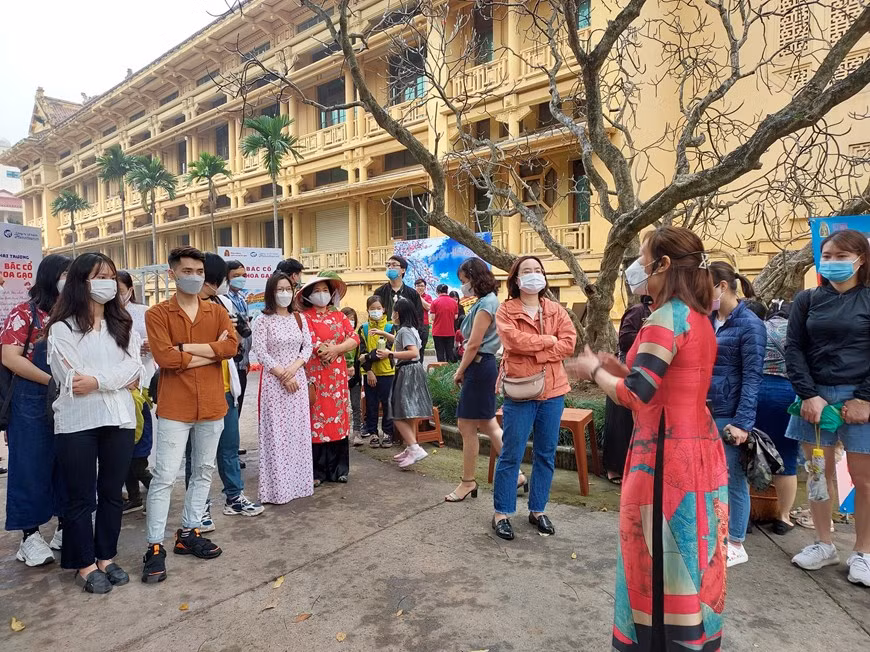 Las colecciones resultan abundantes, con objetos bien preservados y, en el recinto, se desarrollan actividades temáticas diversas e interesantes sobre la cultura y la historia de Vietnam. El Museo Nacional de la Historia se convierte en un lugar de opción en Hanoi, un destino emocionante para comprender la rica historia del país para muchos turistas extranjeros y nacionales. Cada documento, objeto y colección exhibida deviene un patrimonio precioso que porta mensajes del pasado, y la quintaesencia de la diversa y rica cultura vietnamita. Al visitar el Museo Nacional de Historia, el público aprende más sobre la larga tradición cultural y de lucha heroica y resistente en el proceso de construcción nacional y defensa del país. (Fuente: Vietnam+)