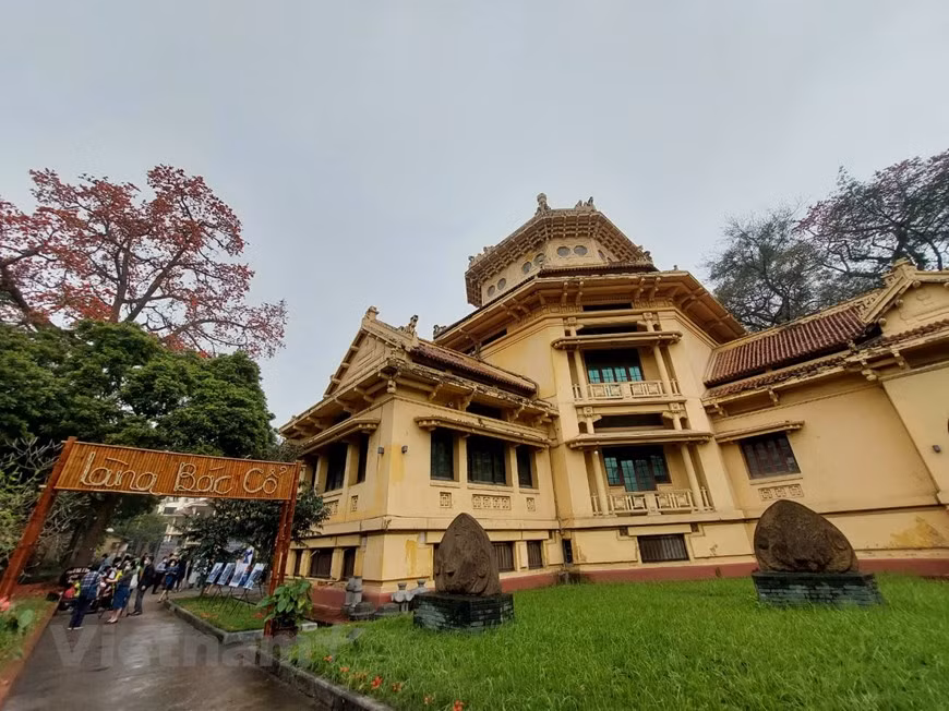 El arquitecto, arqueólogo y urbanista francés Ernest Hébrard concibió y dirigió la construcción del edificio. El ingeniero galo residía en la península Indochina desde 1921, y participó en la planificación de varias ciudades, incluidas Hanoi y Da Lat. Hébrard es conocido por ser el autor del "estilo indochino" al abogar por una renovación y romper con las tendencias arquitectónicas que prevalecían en ese momento en la metrópoli por considerarlas no adecuadas para un país tropical. Ernest Hébrard no quería imponer la arquitectura extranjera en un país con una tradición ancestral, por lo que se le ocurrió combinar la arquitectura tradicional local con el estilo occidental y lo logró con éxito. (Fuente: Vietnam+)