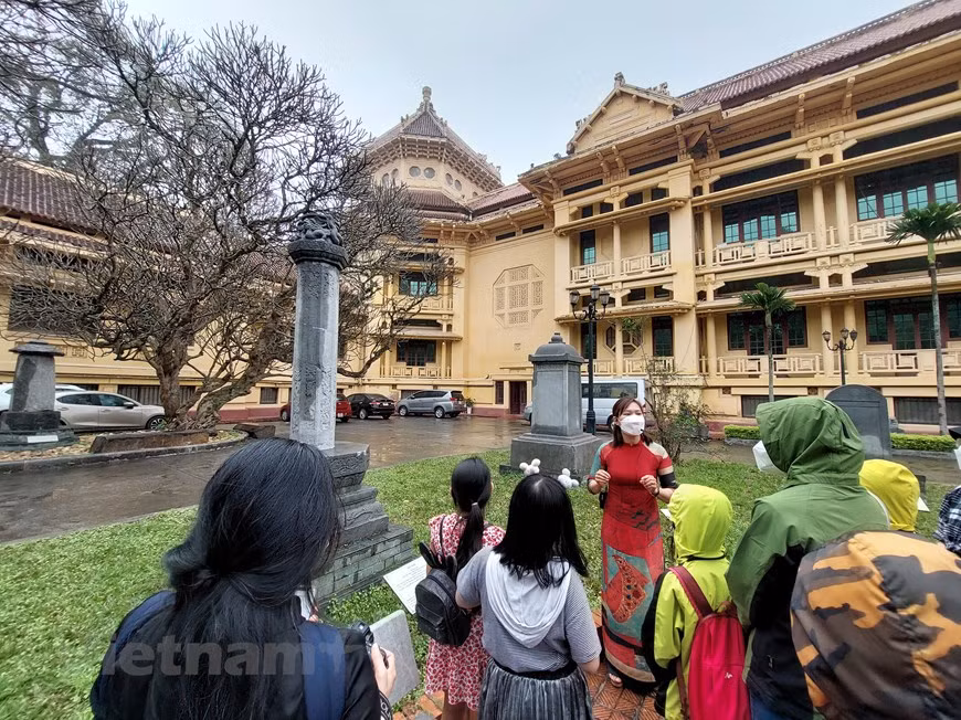 El Museo Nacional de la Historia de Vietnam posee una belleza antigua y tranquila. En el mes de marzo, brilla con las flores del algodonero rojo que florecen durante sólo unas pocas semanas. Gracias a la colaboración con la empresa de viaje Hanoitourist, hoy el museo da la bienvenida a numerosos visitantes para mostrar las reliquias de sus espacios, entre ellas llama la atención la posibilidad de tomarse fotos con las flores del algodonero rojo, y elegir muestras para dibujar o colorear las imágenes memorables de esas flores. Cada boleto de entrada al museo vale 75 mil dong vietnamita por adulto y 25 mil dong en el caso de un menor de edad. (Fuente: Vietnam+)