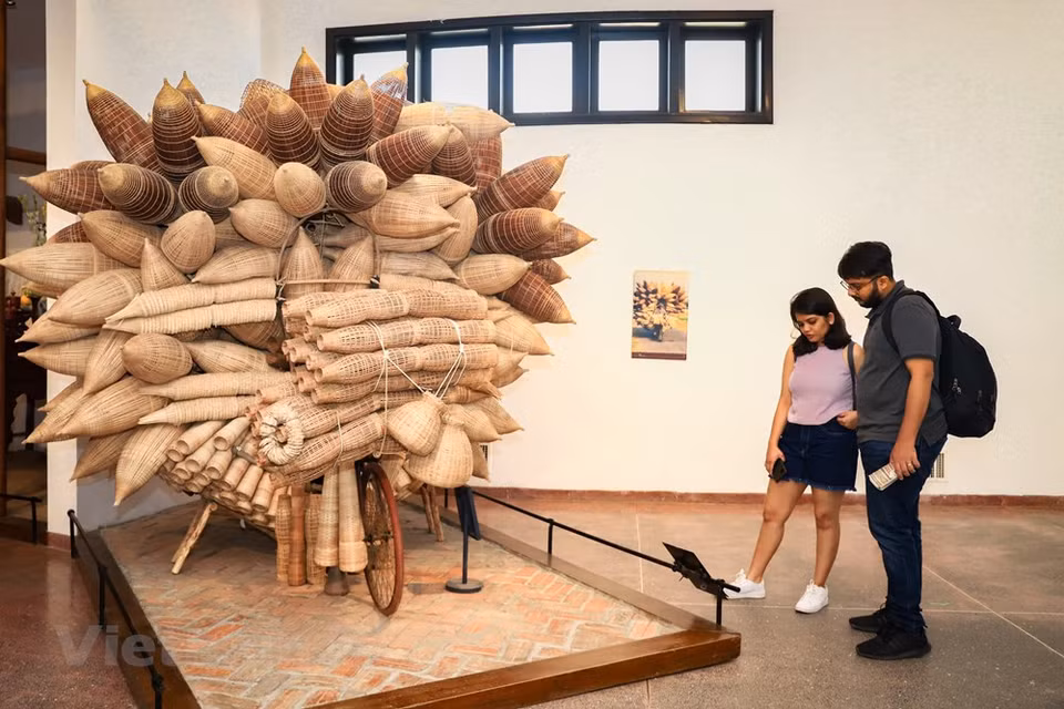 Alrededor de 15 mil artefactos, 42 mil películas e imágenes se exhiben en el Museo de Etnología de Vietnam, las cuales representan la vida cotidiana, disfraces, herramientas agrícolas, creencias religiosas y costumbres de las minorías étnicas. La información sobre los artefactos aquí se presenta en tres idiomas: vietnamita, inglés y francés para ayudar a los visitantes a aprender sobre el Museo. El área de exhibición está representada por una serie de artefactos, películas, fotos etnográficas y artículos realizados por los investigadores del centro. El horario de apertura del Museo es de 8:30 a 17:30, de lunes a viernes (los lunes y el Año Nuevo Lunar no están abiertos a los visitantes). (Foto: Vietnam+)