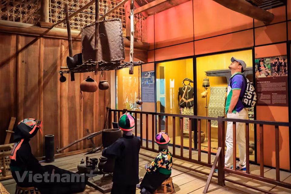 El Museo de Etnología de Vietnam es un centro de investigación y exposición de las quintaesencias culturales de Vietnam, en particular las de las minorías étnicas. El centro quedó inaugurado en noviembre de 1997, en ocasión de la séptima Conferencia Cumbre de la Francofonía en Hanoi. Las costumbres y tradiciones culturales más típicas del pueblo vietnamita reflejadas en los objetos expuestos atraen a muchos visitantes. La mayoría se sorprende con los hermosos artefactos que se exhiben, desde ropa, herramientas hasta modelos de rituales, funerales, bodas, entre otros. Todos se reconstruyen como un rincón en miniatura de la vida y la cultura tradicional de las antiguas minorías étnicas del país. (Foto: Vietnam+)