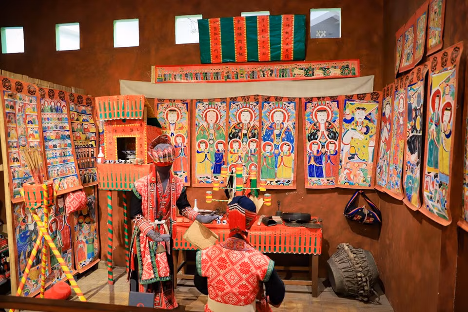 Alrededor de 15 mil artefactos, 42 mil películas e imágenes se exhiben en el Museo de Etnología de Vietnam, las cuales representan la vida cotidiana, disfraces, herramientas agrícolas, creencias religiosas y costumbres de las minorías étnicas. La información sobre los artefactos aquí se presenta en tres idiomas: vietnamita, inglés y francés para ayudar a los visitantes a aprender sobre el Museo. El área de exhibición está representada por una serie de artefactos, películas, fotos etnográficas y artículos realizados por los investigadores del centro. El horario de apertura del Museo es de 8:30 a 17:30, de lunes a viernes (los lunes y el Año Nuevo Lunar no están abiertos a los visitantes). (Foto: Vietnam+)
