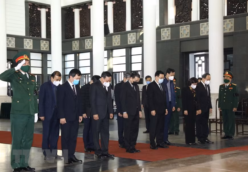 La delegación de Hanoi rinde tributo a Truong Vinh Trong. (Foto: VNA)