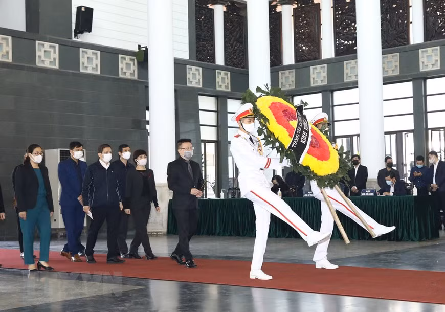 La delegación de la Agencia Vietnamita de Noticias, encabezada por su subdirector general, Le Quoc Minh, rinde homenaje a Truong Vinh Trong. (Foto: VNA)