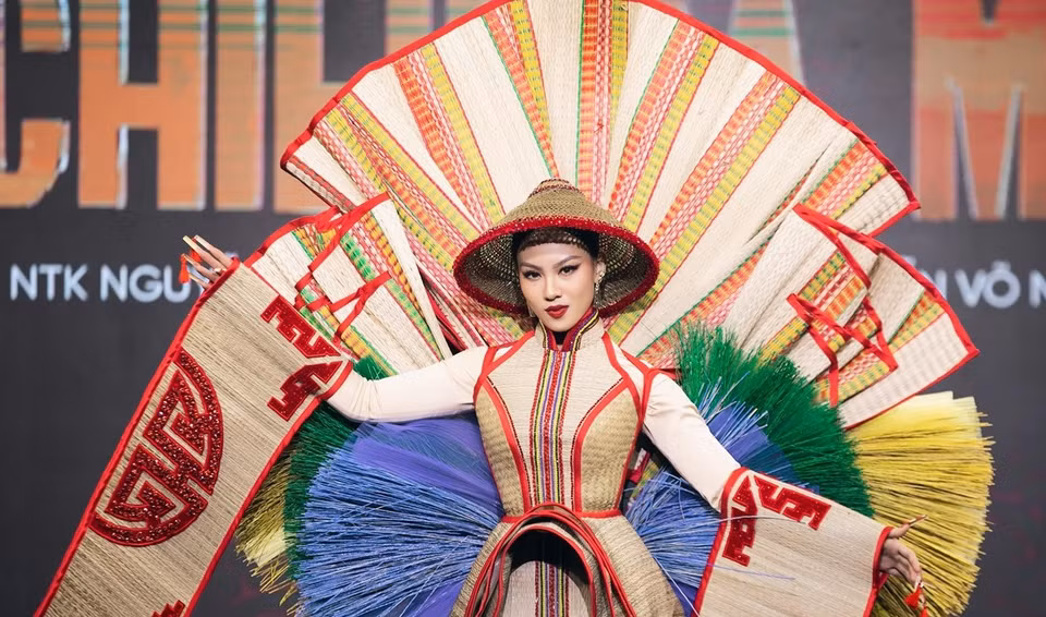 El traje “Chieu Ca Mau” (Estera de Ca Mau) pesa alrededor de 15 kilogramos, diseñado en forma de Ao Dai (traje tradicional de las mujeres vietnamitas). La manga y los pantalones en el interior están hechos de tela. Mientras la parte exterior consiste en esteras de junco (Fuente: Vietnam+)