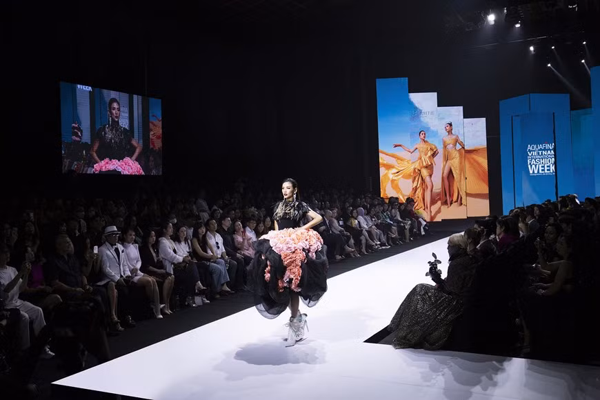 Sobresaliente en su primera aparición en un evento de moda de clase mundial en Vietnam, Tuyet Le dedicó todo su corazón a la realización de la colección “Rose Secret” (Foto: Vietnam +)
