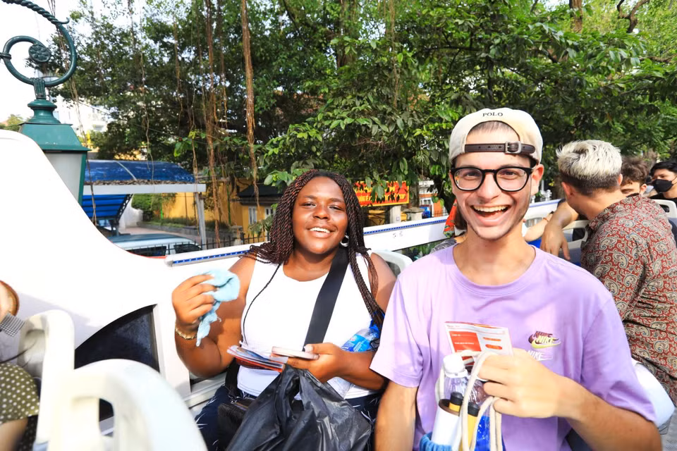 La alegría de los visitantes extranjeros al experimentar el recorrido por Hanoi en un autobús de dos pisos (Fuente: VNA)