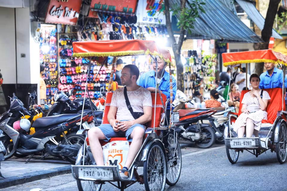 Pasear por el casco antiguo en ciclo es un pasatiempo de muchos turistas cuando visitan Hanoi (Fuente: VNA)
