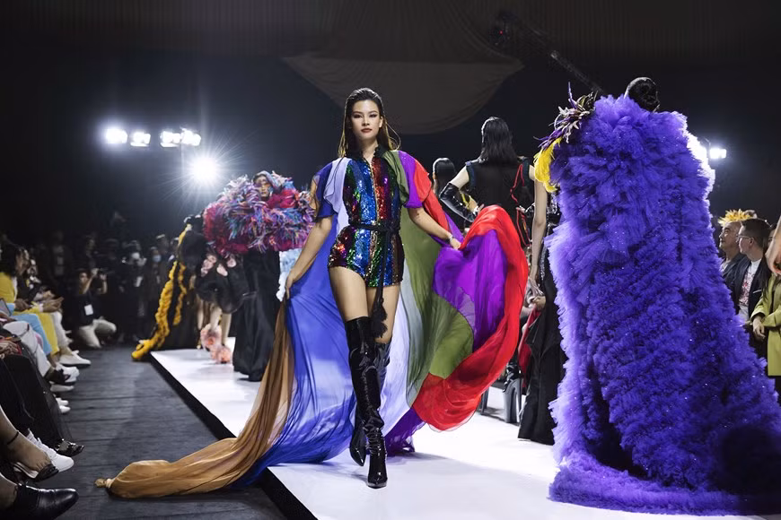 La colección “Rose Secret” también reúne una serie de rostros famosos mundiales, tales como Miss Global 2019 Karolína Kokešová, Miss Tierra 2015 Angelia Gabrena Ong, Miss Vietnam Tieu Vy, entre otros (Foto: Vietnam +)