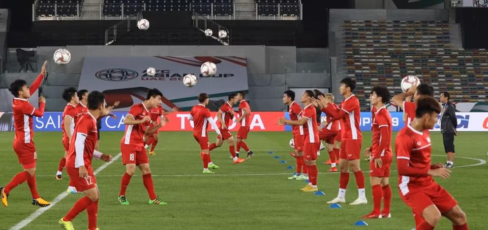 Selección de fútbol de Vietnam se prepara para su primer partido contra el equipo de Irak en el estadio Estadio Jeque Zayed en la capital Abu Dabi, Emiratos Árabes Unidos (Fuente: VNA)