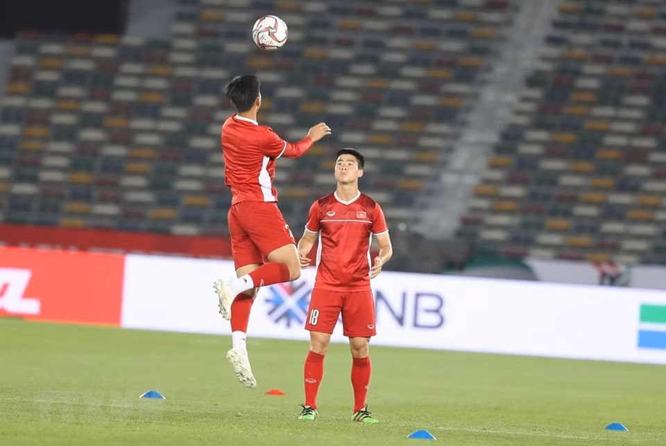 Selección de fútbol de Vietnam se prepara para su primer partido contra el equipo de Irak en el estadio Estadio Jeque Zayed en la capital Abu Dabi, Emiratos Árabes Unidos (Fuente: VNA)