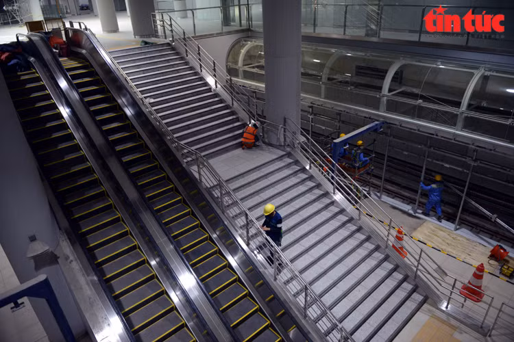 Acceso al primer y segundo pisos mediante escaleras mecánicas y escaleras tradicionales. Según el diseño, el primero y el segundo piso se utilizarán para la línea 1. Mientras, el tercer y cuarto piso se utilizarán para las líneas restantes.(Foto: VNA)