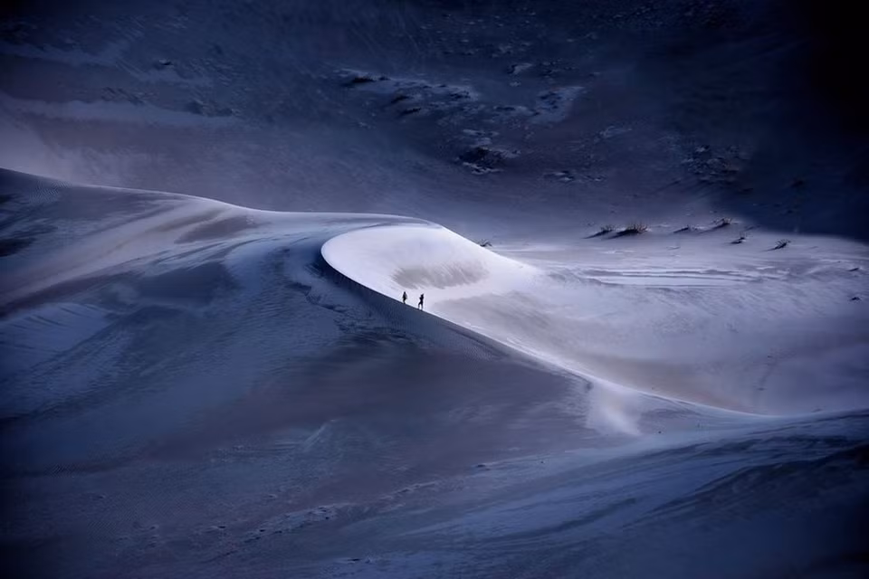 Valle de la Muerte bajo la luna. (Nguồn: NatGeo) 