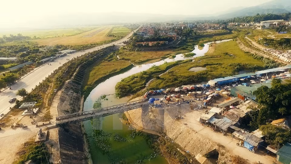 El puente Muong Thanh que cruza el río Nam Ron en la zona de reliquias nacionales especial del campo de batalla Dien Bien Phu (Fuente: VNA) ​