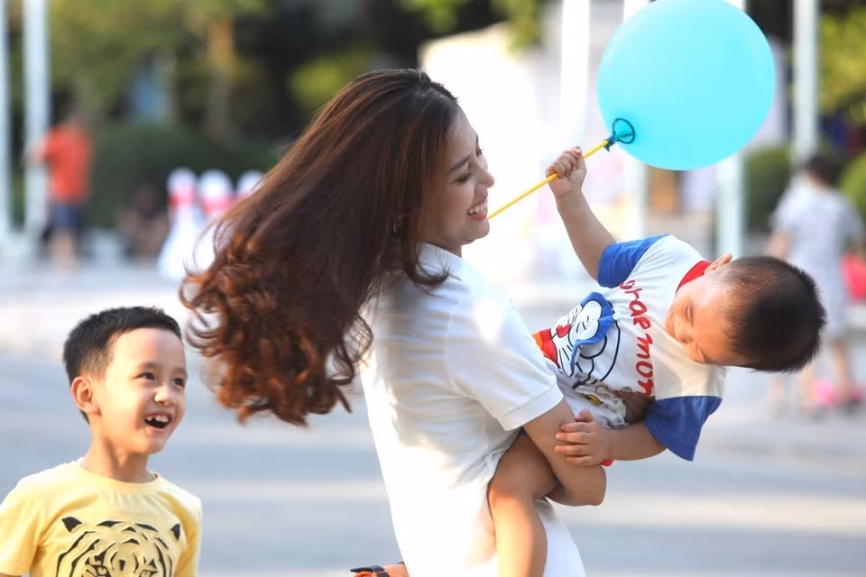 La felicidad de una Madre y su hijo (Fuente: VNA)