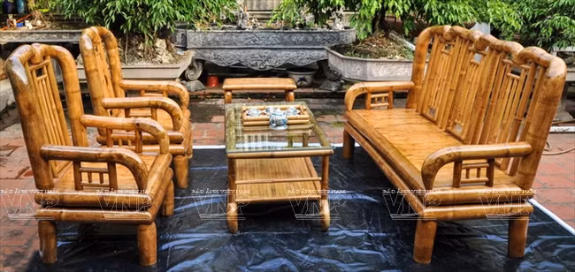 Mesa y sofás de bambú manufacturadas en Xuan Lai (Fuente: VNA)
