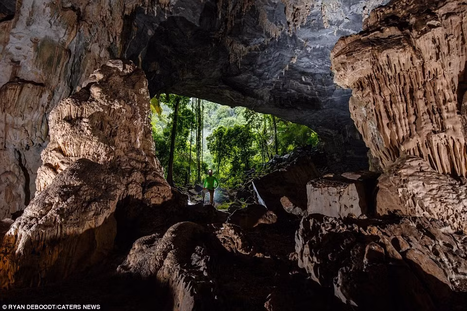 Ryan Deboodt dijo a Daily Mail que descubrir una flamante cueva te da un ánimo fantástico. (Foto de Ryan Deboodt/DM)