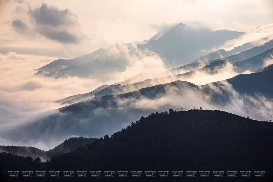 De octubre a abril de cada año, casi todos los días hay nubes en el pico de Ta Xua (Fuente: VNA)