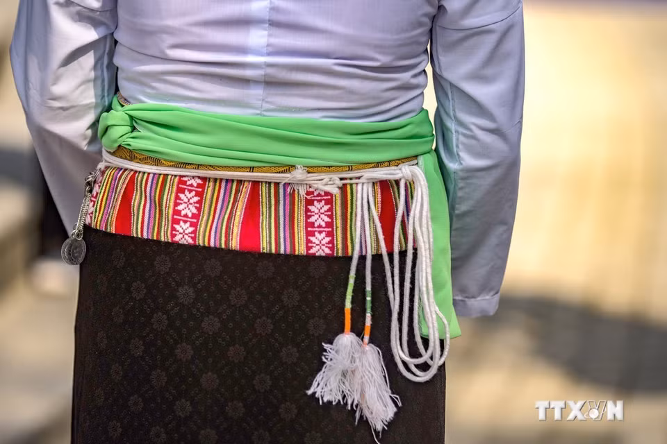 Los accesorios que combinan con los trajes comprenden joyas de plata, collares de cuentas, Tenh (una tela de lino atada en la cintura) y un conjunto de chatelaine de plata enganchado a un lado de la cadera. (Foto: VNA)