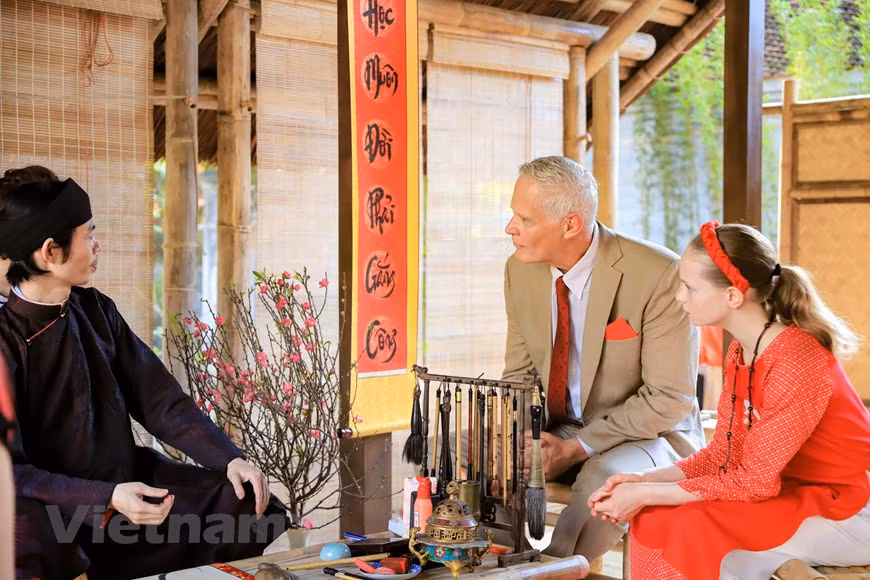 La embajadora noruega en Hanoi, Hilde Solbakken, y su familia han experimentado por primera vez varias costumbres del Año Nuevo Lunar (Tet) de Vietnam, incluida la tradición de pedir las letras caligráficas (Fuente: Vietnam+)