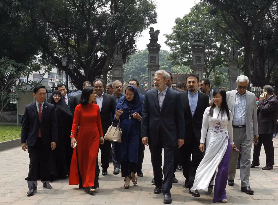 Ardeshir Larijani en Van Mieu – Quoc Tu Giam (Fuente: VNA)