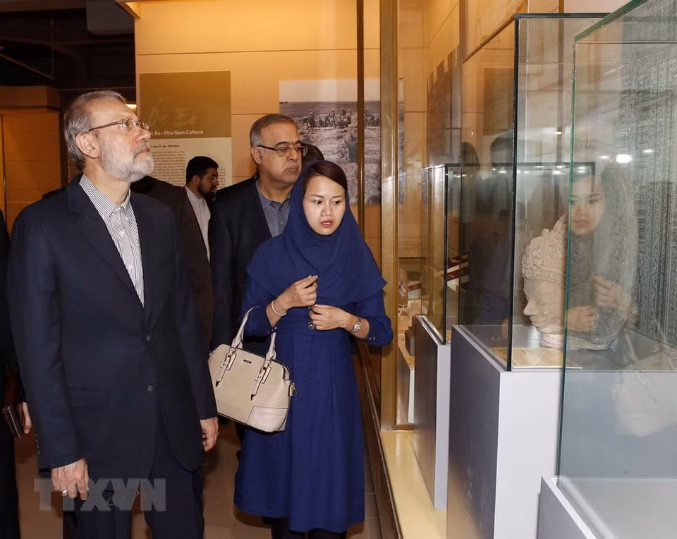 El presidente de la Asamblea Consultiva Islámica de Irán en el Museo Nacional de Historia (Fuente: VNA)